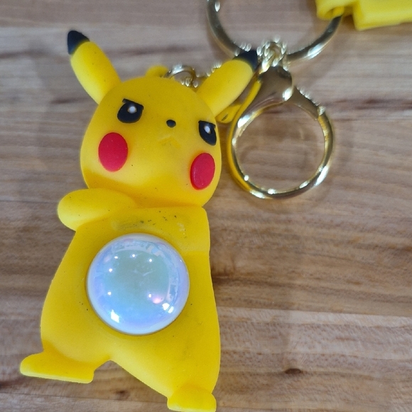Light Up PIKACHU Keychain - Picture 3 of 5